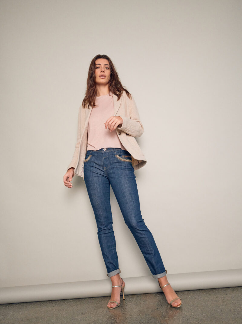 164560 MMSwann O-ss Flora Tee – MMKai Allis Blazer – 165610 MMNaomi Cedros Jeans 1